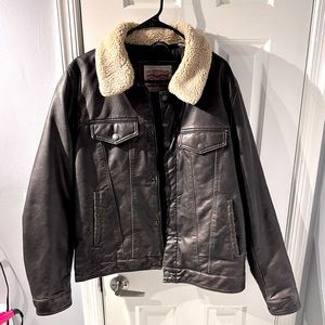 Levi’s Dark Brown Leather Jacket With Fur Collar. Men’s size M